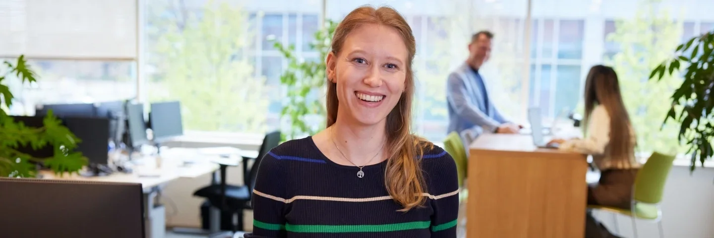 vrouw in kantoorsituatie